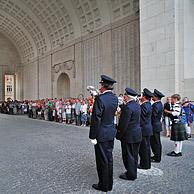 Last Post ceremonie in de Meense Poort ter nagedachtenis van de gesneuvelden uit de Eerste Wereldoorlog, Ieper, België
